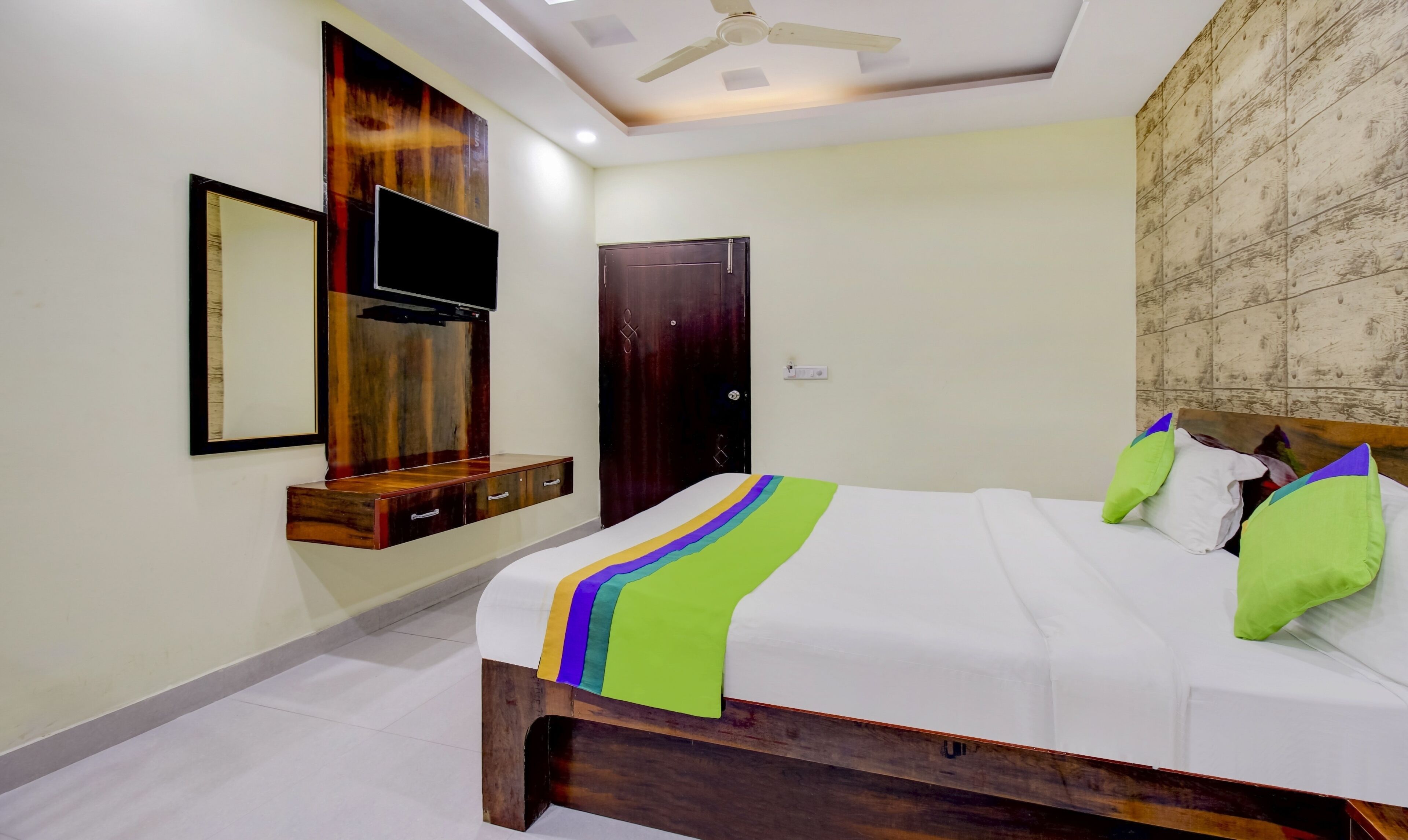 standard double room | desk, iron/ironing board, free wifi, bed sheets