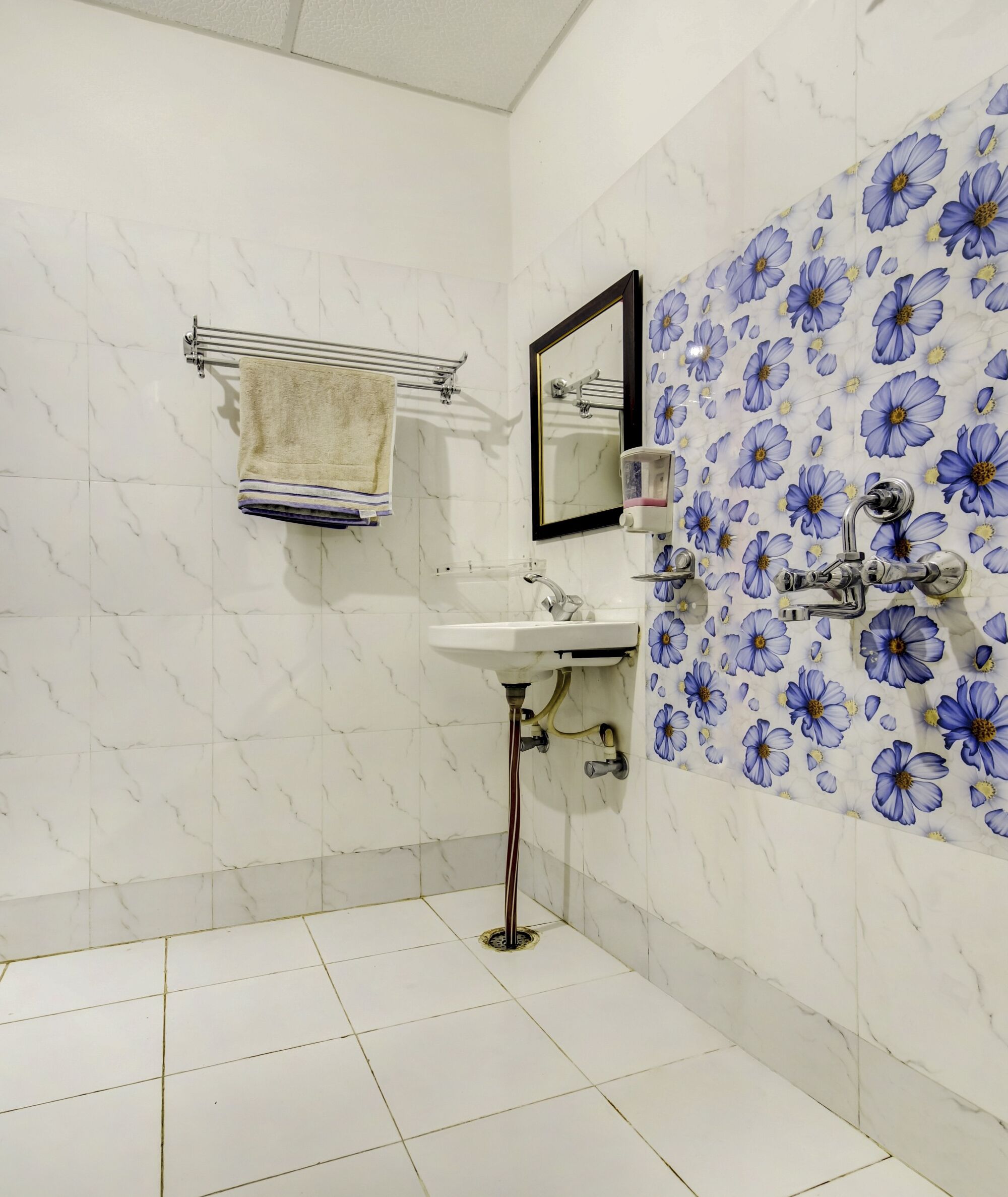 standard double room | bathroom | shower, free toiletries
