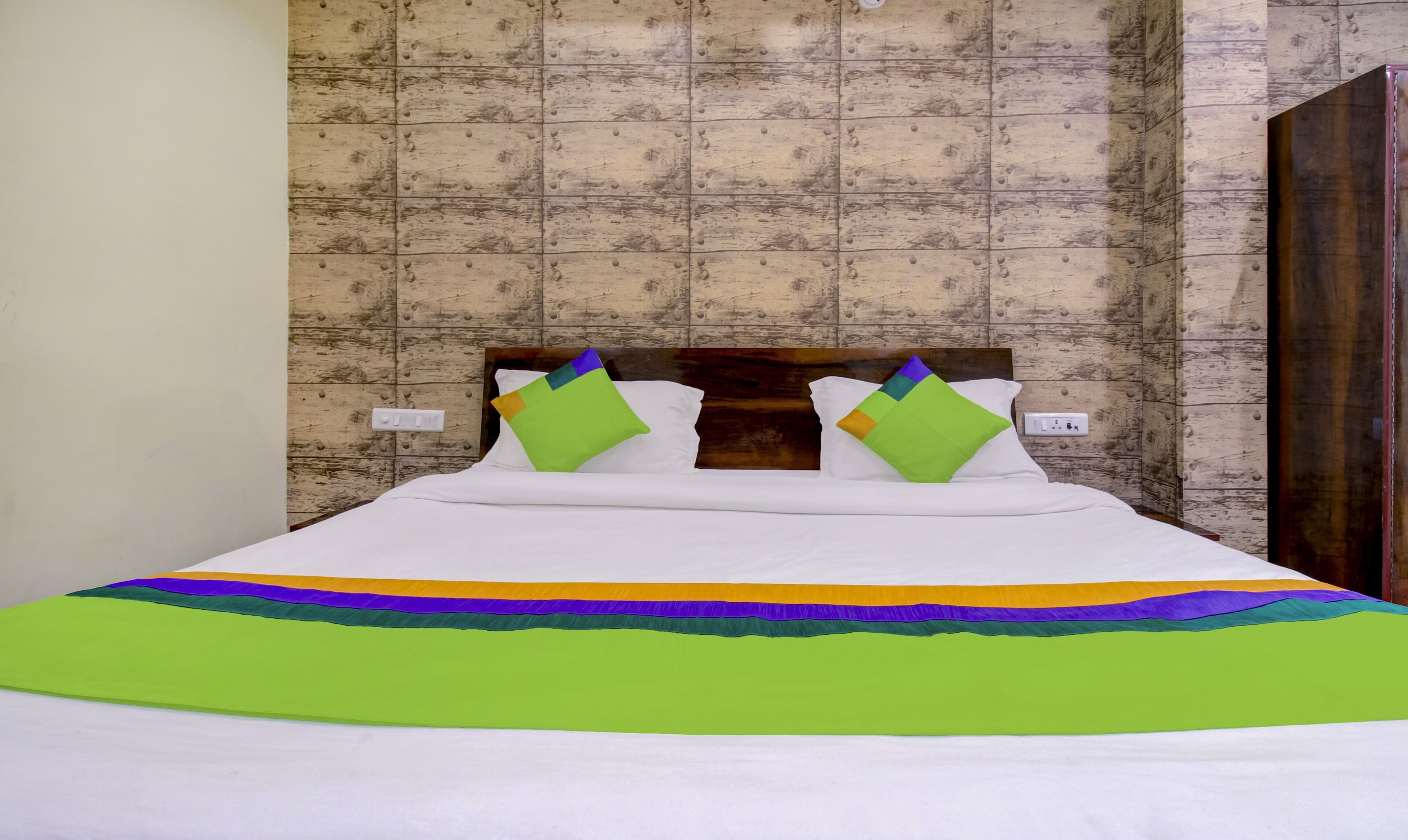 standard double room | desk, iron/ironing board, free wifi, bed sheets