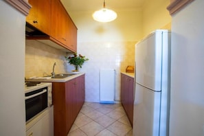 Appartement | Cuisine privée | Réfrigérateur, four à micro-ondes, un four, surface de cuisson