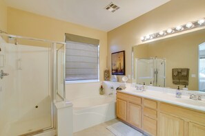 Amenidades de baño gratuitas, secadora de cabello, toallas 