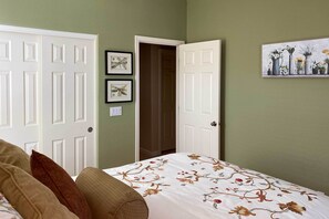 3 bedrooms, laptop workspace, iron/ironing board, internet