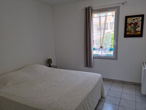 2 chambres, chambres insonorisées, fer et planche à repasser