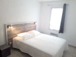 2 habitaciones y tabla de planchar con plancha 