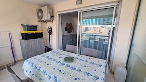 2 habitaciones, insonorización y tabla de planchar con plancha