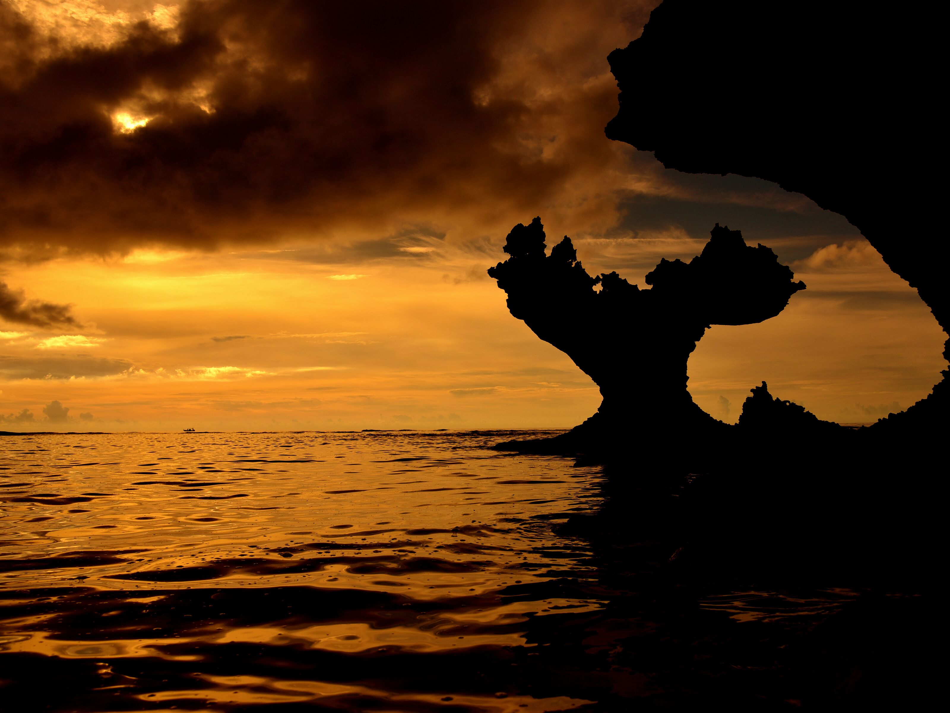 La silhouette d’une formation rocheuse se détachant sur le ciel au coucher du soleil.