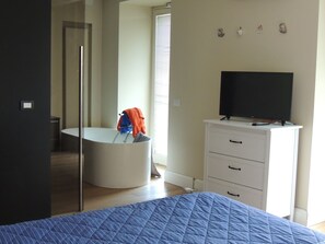 4 bedrooms, desk, iron/ironing board, free WiFi - Chicca suite with terrace in the heart of the historic center of Catania (catania)