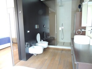 Een bad, een haardroger, een bidet, handdoeken