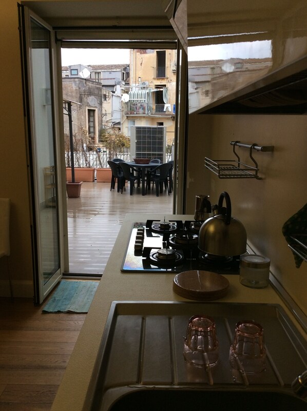 Fridge, microwave, oven, stovetop - Chicca suite with terrace in the heart of the historic center of Catania (catania)