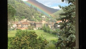 Une vue d’un village avec des maisons et une montagne en arrière-plan.