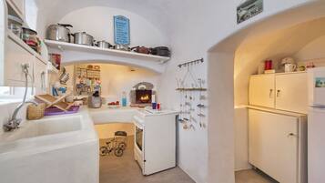 Traditioneel huis | Privékeuken | Een koelkast, een oven, een kookplaat, een koffiezetapparaat/waterkoker