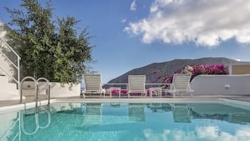 Een seizoensgebonden buitenzwembad