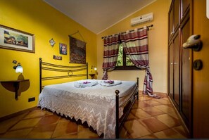 3 slaapkamers, een strijkplank/strijkijzer, internet, beddengoed