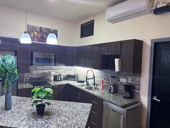 Kühlschrank, Mikrowelle, Ofen, Herdplatte