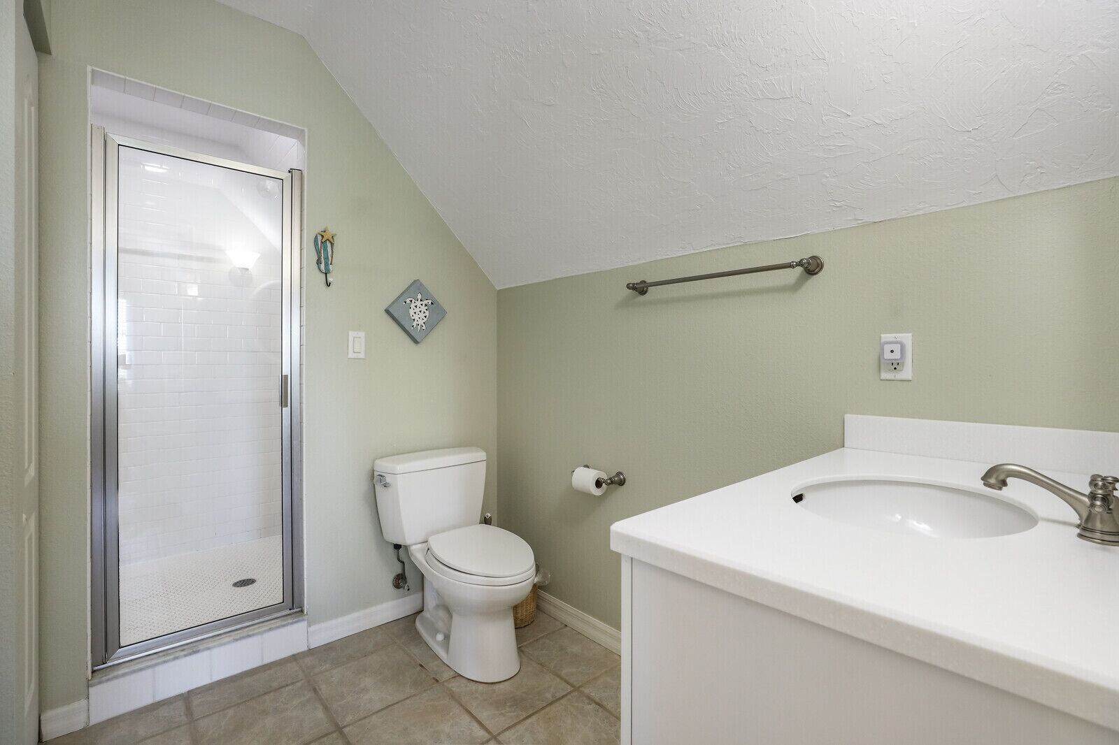 Un baño con ducha, inodoro y lavabo.