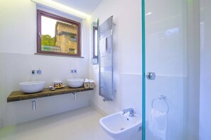 Dusche, Haartrockner, Bidet, Handtücher