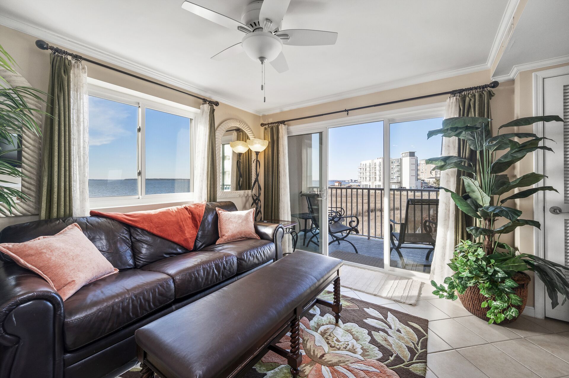 Beautiful Condo Close to the Beach and the Convention Center