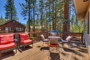 Outdoor dining - Shuffleboard Table, Tahoe Style, Open Floor Plan, Spa + 7 mins to Lake – The Hideaway (South Lake Tahoe)