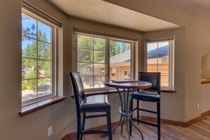 Dining - Shuffleboard Table, Tahoe Style, Open Floor Plan, Spa + 7 mins to Lake – The Hideaway (South Lake Tahoe)