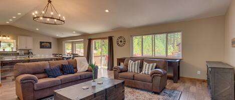 Een televisie, een open haard en een stereo