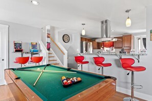 Relax in style with a pool table and modern kitchen, perfect for entertainment and dining.