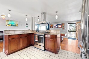 Fridge, microwave, oven, stovetop - HotTub PoolTable GameRoom MovieTheater 420Friendly (Denver)