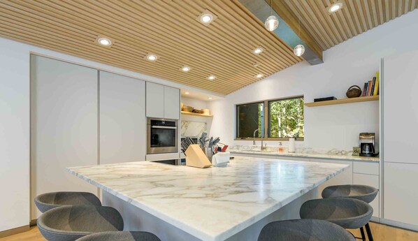 雪櫃、微波爐、焗爐、爐具