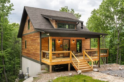 Hot Tub Views, Pet-Friendly Privacy Near Asheville + Biltmore Pass