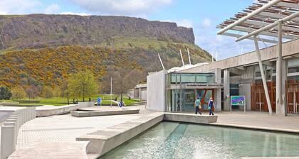 Contemporary Royal Mile Apartment with Balcony