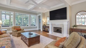 Smart TV, chimenea, oficina y monitor de computadora 