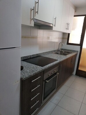 ثلاجة، ميكروويف، فرن، ماكينة لصنع القهوة/الشاي