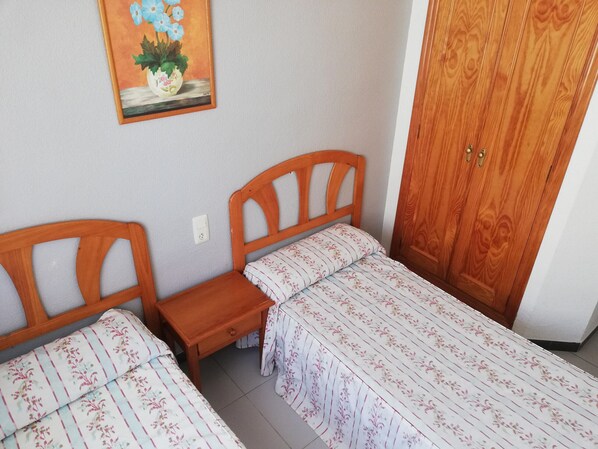 2 chambres, fer et planche à repasser, Wi-Fi gratuit, draps fournis