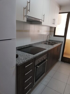 Réfrigérateur, micro-ondes, four, cafetière/bouilloire