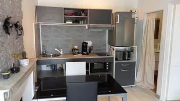 Réfrigérateur, micro-ondes, four, plaque de cuisson