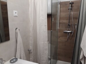 Dusche, Haartrockner, Handtücher, Seife