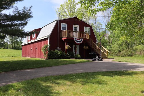 Breezy Acres Farm Apt 1- large yard, fire pit, game room near Cooperstown