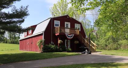 Breezy Acres Farm Apt 2 Game room, large yard, fire pit, private entrance