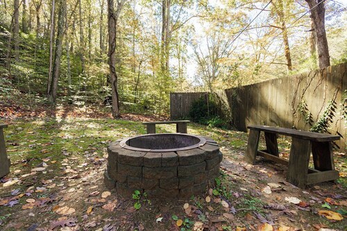 Rockhouse Cabin — Front Row View to Rock Formations