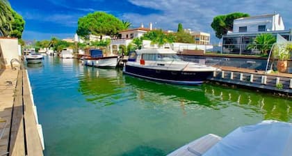 FALCONERA VILLA CANAL 3 HA ,PISCINA,AMARRE,WIFI,PARKING