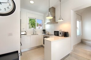 Kjøleskap, mikrobølgeovn, ovn og oppvaskmaskin