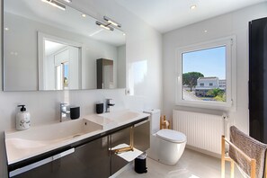 Douche, sèche-cheveux, serviettes fournies