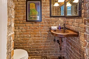 Combined shower/bathtub, hair dryer, towels - Charming Historic Cottage One Block to Forsyth by Lucky Savannah (Savannah)