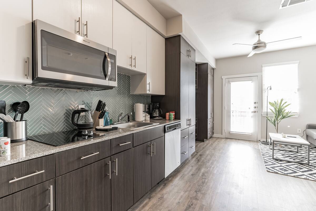 Studio (0 Bedroom) | Private kitchen | Microwave, oven, stovetop, dishwasher