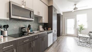 Studio (0 Bedroom) | Private kitchen | Microwave, oven, stovetop, dishwasher