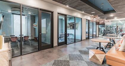 East DT Houston Getaway Near Parks and Restaurants