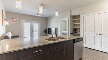 Single Room, 1 Bedroom (0 Bedroom) | Private kitchen | Microwave, oven, stovetop, dishwasher