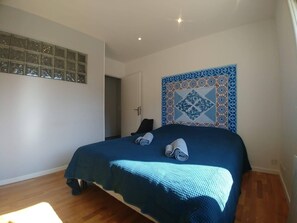 3 chambres, bureau, fer et planche à repasser, lit de bébé portatif