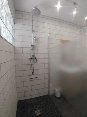 Dusche, Haartrockner, Handtücher, Seife