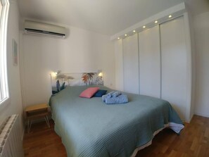 3 chambres, bureau, fer et planche à repasser, lit de bébé portatif