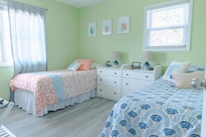 4 bedrooms, iron/ironing board, WiFi, bed sheets - Only Five Steps From The Beach Access! (Hatteras)